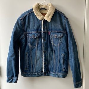 Levi’s men’s medium Sherpa lined denim jacket